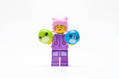 Antalya, Türkiye - 11 Haziran 2025: Mor pijamalı LEGO kız figürü elinde şirin peluş oyuncaklar taşıyor