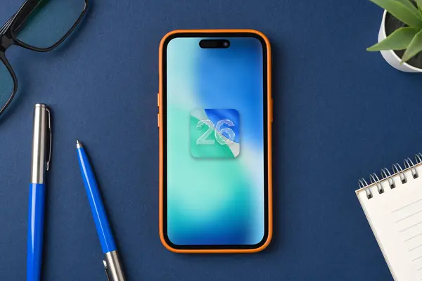 Antalya, Türkiye - 12 Haziran 2025: iPhone 16 Pro ekran ve yeni iOS 26 logosu, Apple 'ın akıllı telefonları için bir sonraki işletim sistemi piyasaya sürülecek