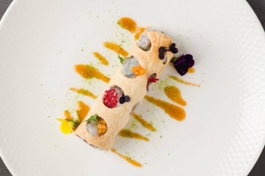 Deniz ürünleri, otlar ve mikro yeşilliklerle dolu rulo çıtır krep.