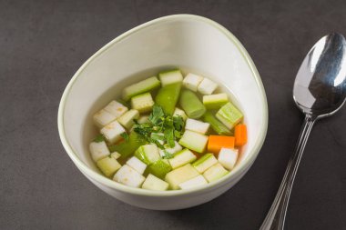 İtalyan sebze çorbası ve doğranmış sebze çorbası.