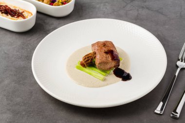 Morel mantarı ve kremalı sosla servis edilen yumuşak et madalyonu.