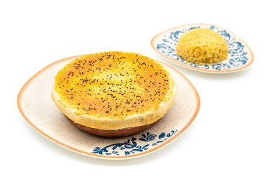 Bulgur pilavlı kuzu incik ve geleneksel Türk mutfağından hamurla kaplı üst