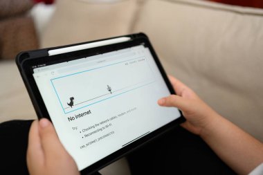 Antalya, Türkiye - 17 Haziran 2025: Krom Dino Koşu oyunu oynayan kız