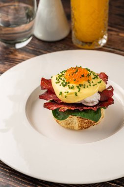 Haşlanmış yumurta, pastırma, ıspanak ve holandez soslu Benedict yumurtası.