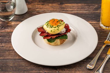 Haşlanmış yumurta, pastırma, ıspanak ve holandez soslu Benedict yumurtası.
