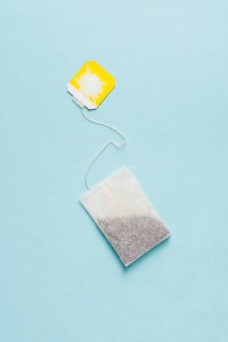 Mavi arkaplanda çay poşetinin üst görüntüsü