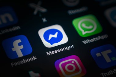 Antalya, Türkiye - 5 Haziran 2025: Akıllı telefon ekranındaki çeşitli uygulama simgeleri arasında kurye uygulama simgesi