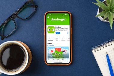 Antalya, Türkiye - 5 Haziran 2025: iPhone ekranında Uygulama Mağazası 'ndaki Duolingo uygulamasının üst görünümü