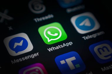 Antalya, Türkiye - 5 Haziran 2025: Akıllı telefon ekranındaki çeşitli uygulama simgeleri arasında WhatsApp Uygulaması simgesi