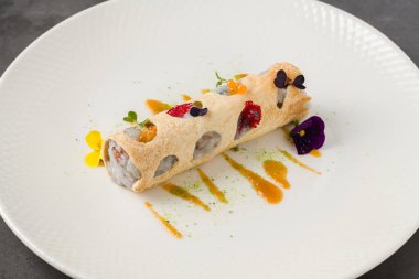 Deniz ürünleri, otlar ve mikro yeşilliklerle dolu rulo çıtır krep.