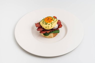 Haşlanmış yumurta, pastırma, ıspanak ve holandez soslu Benedict yumurtası.