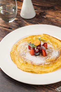 Üzerine pudra şekeri ve taze meyveli ince krep.