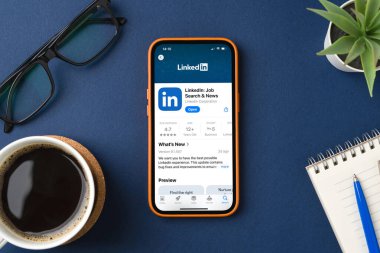 Antalya, Türkiye - 5 Haziran 2025: iPhone ekranındaki Linkedin uygulamasının üst görünümü