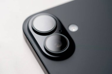 Antalya, Türkiye - 15 Haziran 2025: Çift kameralı siyah iPhone 16 'ya yakın plan, parlak mercek tasarımı