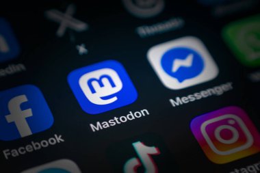 Antalya, Türkiye - 5 Haziran 2025: Akıllı telefon ekranındaki çeşitli uygulama simgeleri arasında Mastodon Uygulaması simgesi