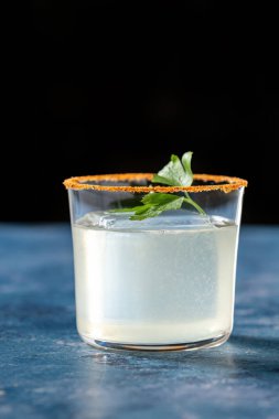 Koyu arkaplan önünde lüks bir kokteyl.