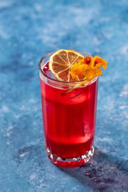 Koyu arkaplan önünde lüks bir kokteyl.