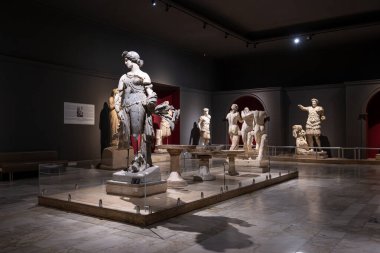 Antalya, Türkiye - 25 Haziran 2025: Antalya Arkeoloji Müzesi 'nin galerisinde muhteşem antik Yunan dans eden kadın heykeli