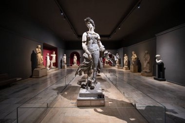Antalya, Türkiye - 25 Haziran 2025: Antalya Arkeoloji Müzesi 'nin galerisinde muhteşem antik Yunan dans eden kadın heykeli