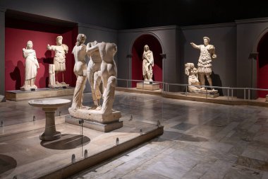 Antalya, Türkiye - 25 Haziran 2025: Antalya Arkeoloji Müzesi 'nin galerisinde muhteşem antik Yunan dans eden kadın heykeli