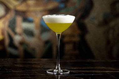 Koyu arkaplan önünde lüks bir kokteyl.