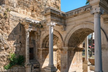 Hadrian Kapısı, ayrıca Uc Kapilar olarak da bilinir, güneşli bir günde Antalya Eski Kasabası ya da Kaleici girişinde.
