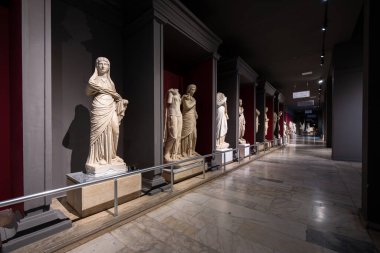 Antalya, Türkiye - 25 Haziran 2025: Antalya Arkeoloji Müzesi 'nin salonlarında çeşitli tarihi heykeller