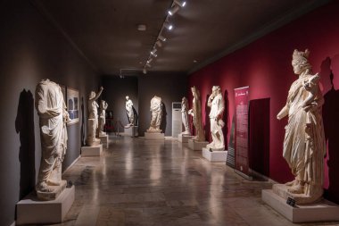 Antalya, Türkiye - 25 Haziran 2025: Antalya Arkeoloji Müzesi 'nin salonlarında çeşitli tarihi heykeller