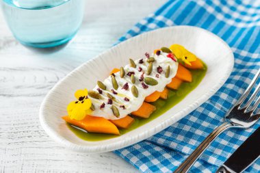 Kabak ve yoğurt aperatifleri kapari ve yenilebilir çiçeklerle.