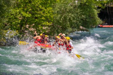 Antalya, Türkiye - 6 Mayıs 2025: Antalya Koprulu Kanyonu 'ndaki büyük bir rafting teknesinde rafting