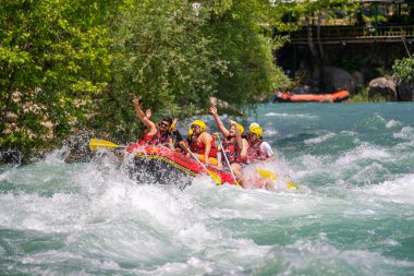 Antalya, Türkiye - 6 Mayıs 2025: Antalya Koprulu Kanyonu 'ndaki büyük bir rafting teknesinde rafting