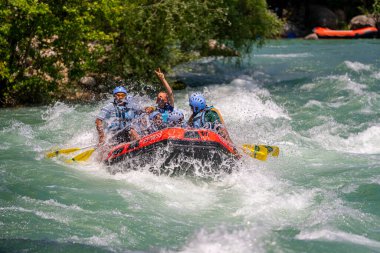 Antalya, Türkiye - 6 Mayıs 2025: Antalya Koprulu Kanyonu 'ndaki büyük bir rafting teknesinde rafting