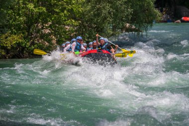 Antalya, Türkiye - 6 Mayıs 2025: Antalya Koprulu Kanyonu 'ndaki büyük bir rafting teknesinde rafting
