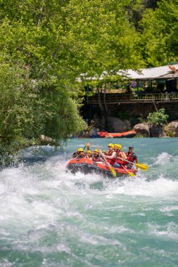 Antalya, Türkiye - 6 Mayıs 2025: Antalya Koprulu Kanyonu 'ndaki büyük bir rafting teknesinde rafting