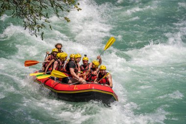 Antalya, Türkiye - 6 Mayıs 2025: Antalya Koprulu Kanyonu 'ndaki büyük bir rafting teknesinde rafting