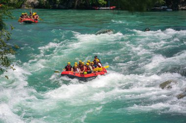 Antalya, Türkiye - 6 Mayıs 2025: Antalya Koprulu Kanyonu 'ndaki büyük bir rafting teknesinde rafting