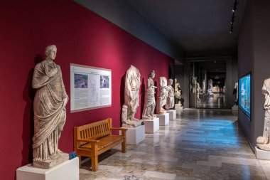 Antalya, Türkiye - 25 Haziran 2025: Antalya Arkeoloji Müzesi 'nin salonlarında çeşitli tarihi heykeller