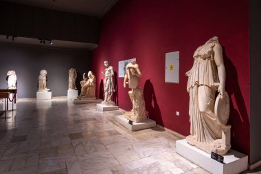 Antalya, Türkiye - 25 Haziran 2025: Antalya Arkeoloji Müzesi 'nin salonlarında çeşitli tarihi heykeller