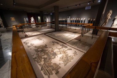 Antalya, Türkiye - 25 Haziran 2025: Antalya Arkeoloji Müzesi 'nin salonlarında çeşitli tarihi heykeller