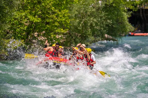 Antalya, Türkiye - 6 Mayıs 2025: Antalya Koprulu Kanyonu 'ndaki büyük bir rafting teknesinde rafting