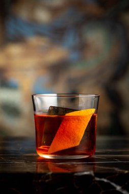 Koyu arkaplan önünde lüks bir kokteyl.