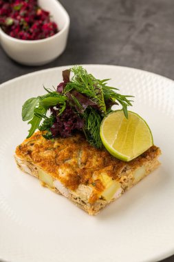 Taze yeşillik ve limonla kaplı patates ve tavuklu İspanyol tortillası.