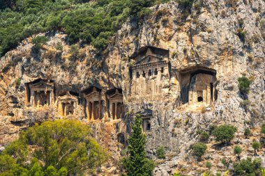 Türkiye 'nin Dalyan kentindeki kayalıklara oyulmuş Kaunos taş mezarları