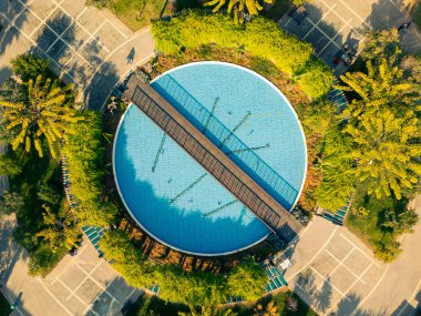 Manzaralı bir havuzun yukarıdan aşağı manzarası.