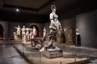 Antalya, Türkiye - 25 Haziran 2025: Antalya Arkeoloji Müzesi 'nin galerisinde muhteşem antik Yunan dans eden kadın heykeli