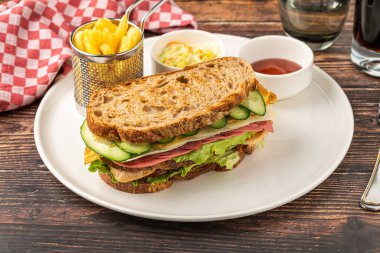 Marullu, peynirli, salatalıklı ve mezeli sandviç.