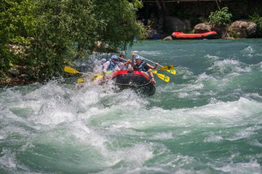 Antalya, Türkiye - 6 Mayıs 2025: Antalya Koprulu Kanyonu 'ndaki büyük bir rafting teknesinde rafting