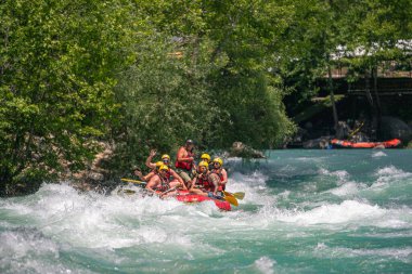 Antalya, Türkiye - 6 Mayıs 2025: Antalya Koprulu Kanyonu 'ndaki büyük bir rafting teknesinde rafting