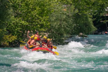 Antalya, Türkiye - 6 Mayıs 2025: Antalya Koprulu Kanyonu 'ndaki büyük bir rafting teknesinde rafting