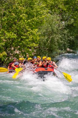 Antalya, Türkiye - 6 Mayıs 2025: Antalya Koprulu Kanyonu 'ndaki büyük bir rafting teknesinde rafting